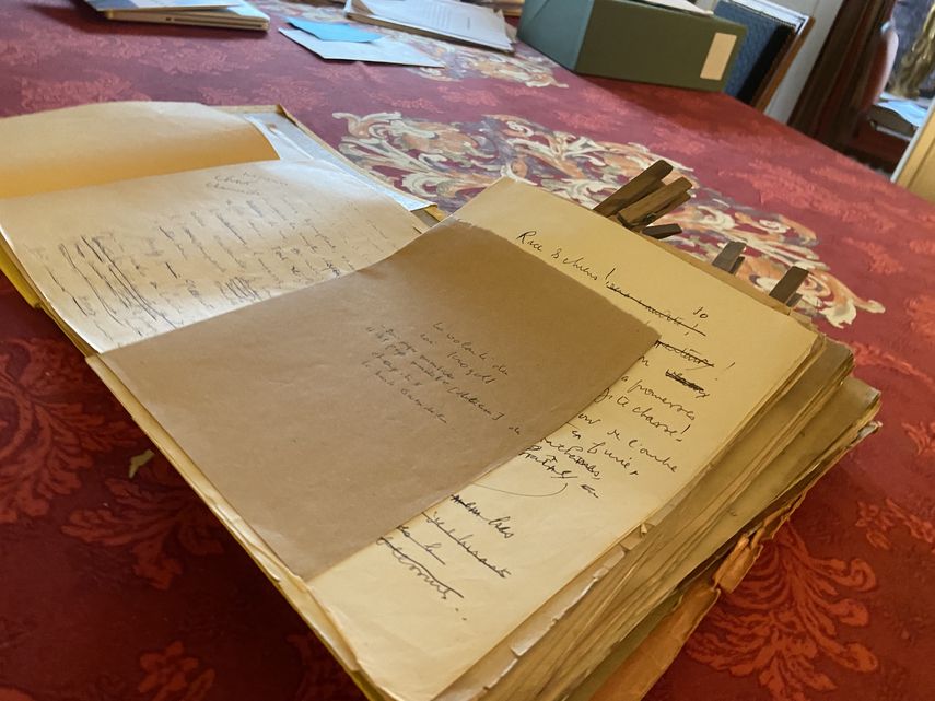 Esta foto de archivo tomada el 10 de agosto de 2021 muestra manuscritos recientemente descubiertos del autor francés Louis-Ferdinand Celine en una oficina de abogados en París, Francia.