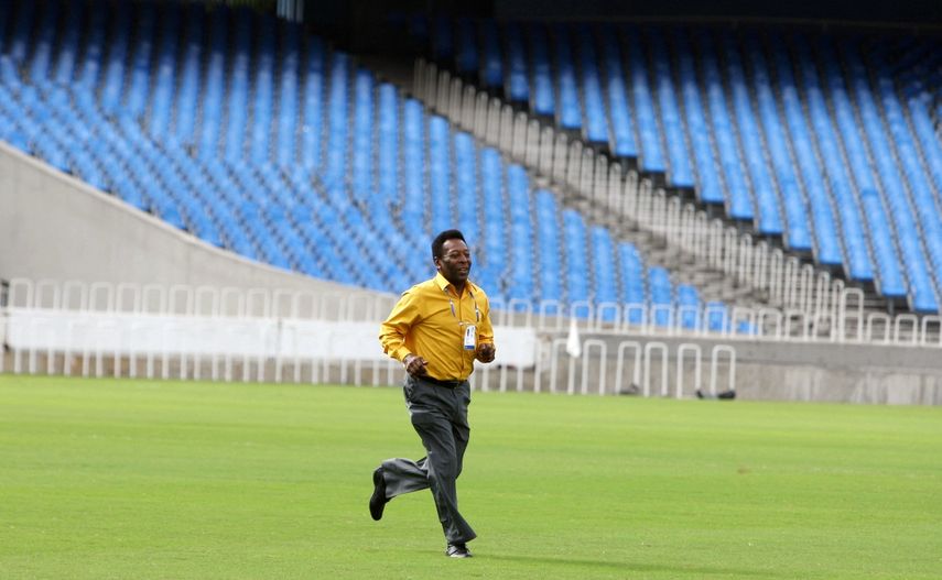 En esta foto de archivo tomada el 1 de mayo de 2009, el exfutbolista brasileño Edison Arantes do Nacimento Pele corre en la cancha durante una inspección del Comité Olímpico Internacional (COI) en el Estadio Maracaná de Río de Janeiro, Brasil.