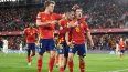 El atacante español Bryan Zaragoza (15) celebra con sus compañeros luego de anotar el tercer gol de su selección en un partido ante Suiza, el 18 de noviembre de 2024.