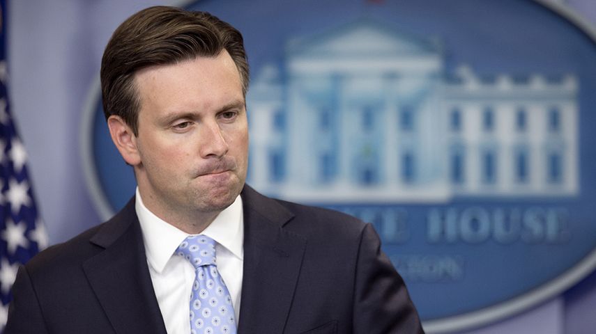 Earnest admitió arrepentirse de haber dicho hace un año que el pelo de Trump era falso.