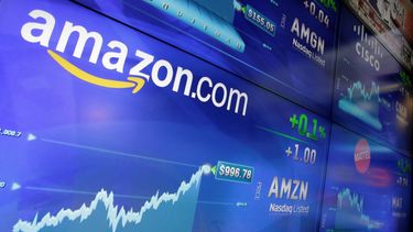 Logo de Amazon en el mercado bursátil.