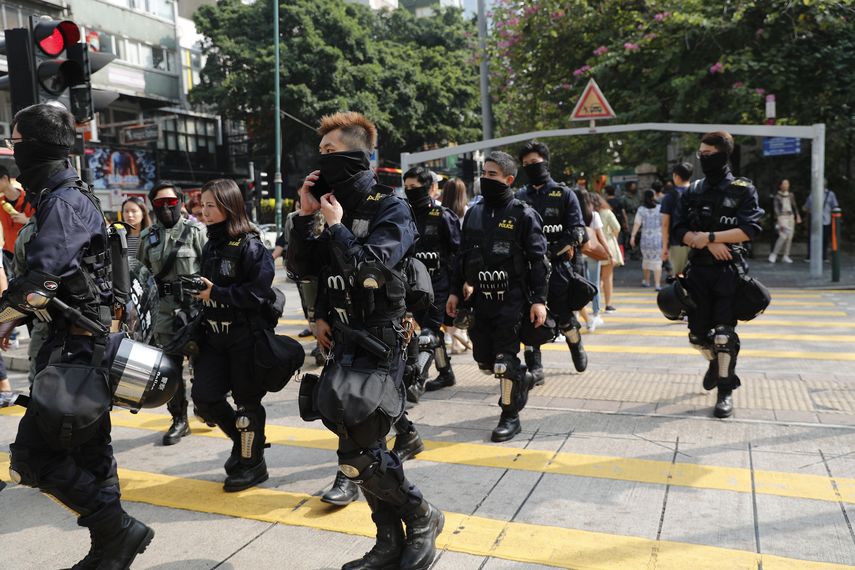 Agentes de polic&iacute;a con la cara cubierta trabajan en Hong Kong, el domingo 27 de octubre de 2019.&nbsp;