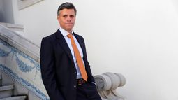 El activista opositor venezolano Leopoldo López camina en Lisboa, el miércoles, 12 de mayo del 2021.
