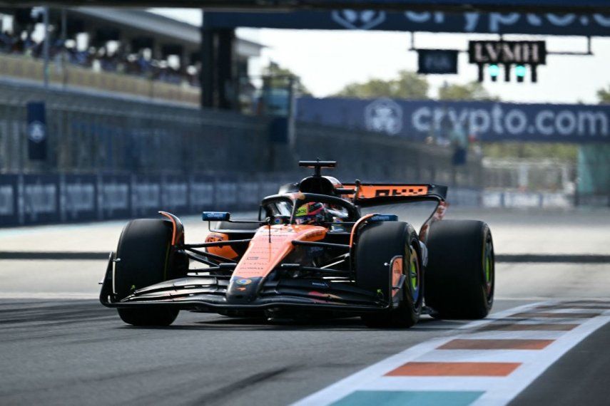 El piloto australiano Oscar Piastri, de McLaren, conduce en las pruebas clasificatorias previas al Gran Premio de Miami, el 2 de mayo de 2025.