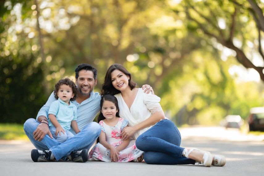 Ana Patricia Gámez junto a su esposo, Luis Carlos Martínez, y sus hijos: Gael, 2 años, y Giulietta, 5 años.&nbsp;
