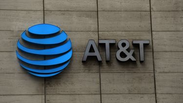 En esta foto de archivo, el logotipo de AT&T se ve fuera de la sede corporativa de AT&T el 13 de marzo de 2020 en Dallas, Texas. La firma estadounidense de telecomunicaciones AT&T anunció el 17 de mayo de 2021 una fusión entre su unidad WarnerMedia, propietaria de CNN y HBO, y Discovery Media.