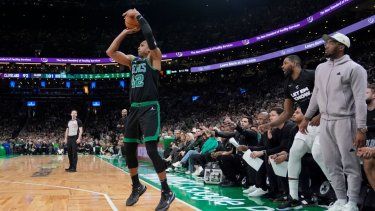 El dominicano Al Horford, de los Celtics de Boston, dispara desde la distancia de tres puntos ante los Cavaliers de Cleveland, en el partido de playoffs disputado el miércoles 15 de mayo de 2024&nbsp;