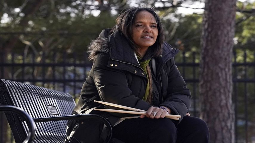 Terri Lyne Carrington posa para un retrato el 19 de enero de 2021 en Woburn, Massachussets. La galardonada con tres Grammy está nominada a mejor álbum de jazz instrumental, un premio que ganó en 2014 y hasta ahora la mantiene como la única mujer en conseguirlo en los 63 años de historia de los premios.&nbsp;