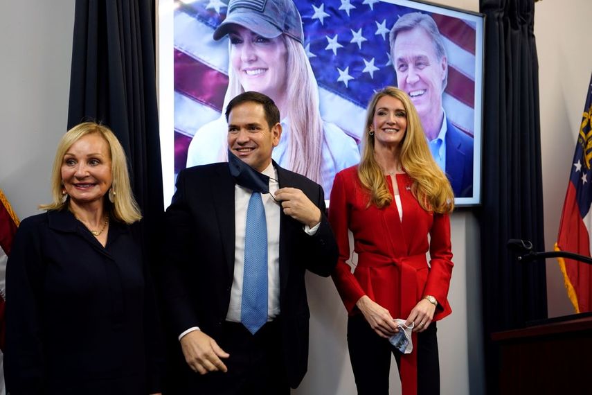 El senador republicano Marco Rubio aparece flanqueado por la candidata a senadora por Georgia Kelly Loeffler, derecha, y Bonnie esposa del senador David Perdue, tras un acto de campaña el miércoles 11 de noviembre de 2020 en Martietta, Georgia.&nbsp;