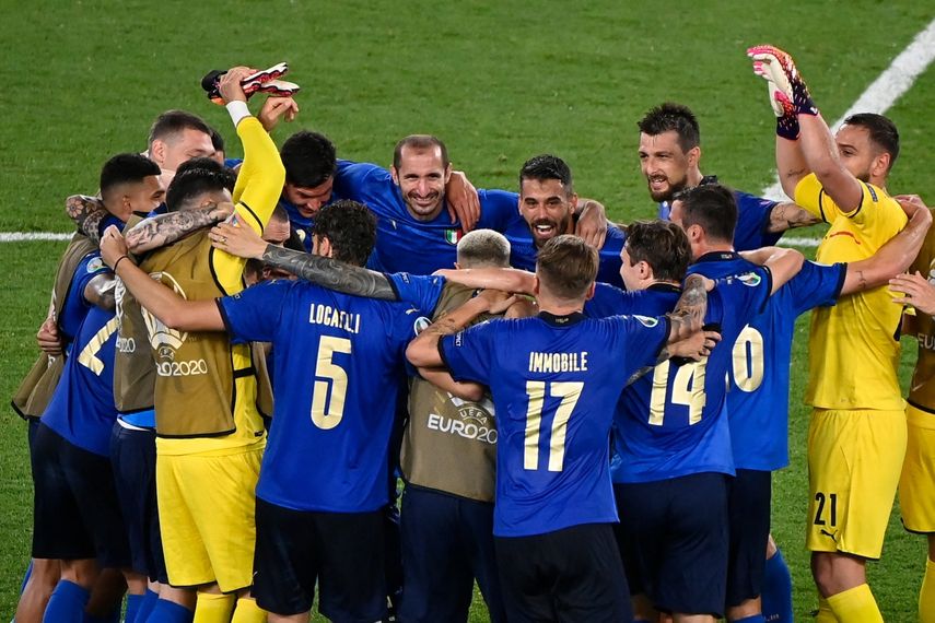 Jugadores de Italia celebran su pase a octavos de final de la Eurocopa