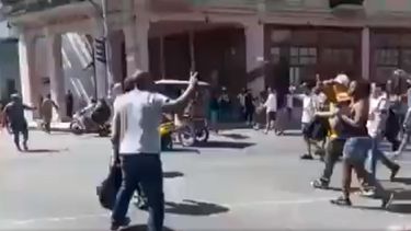 Captura de un video que circula en redes sociales en el que se ve al opositor cubano Ángel Moya durante la protesta pública contra el referendo constitucional en La Habana este 23 de febrero de 2019.