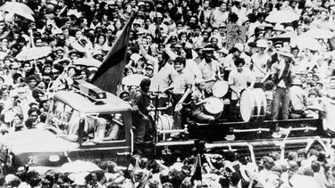Nicaragüenses recibían al la caravana&nbsp; sandinista tras vencer a&nbsp; la dictadura de Anastasio Somoza en julio de 1979.