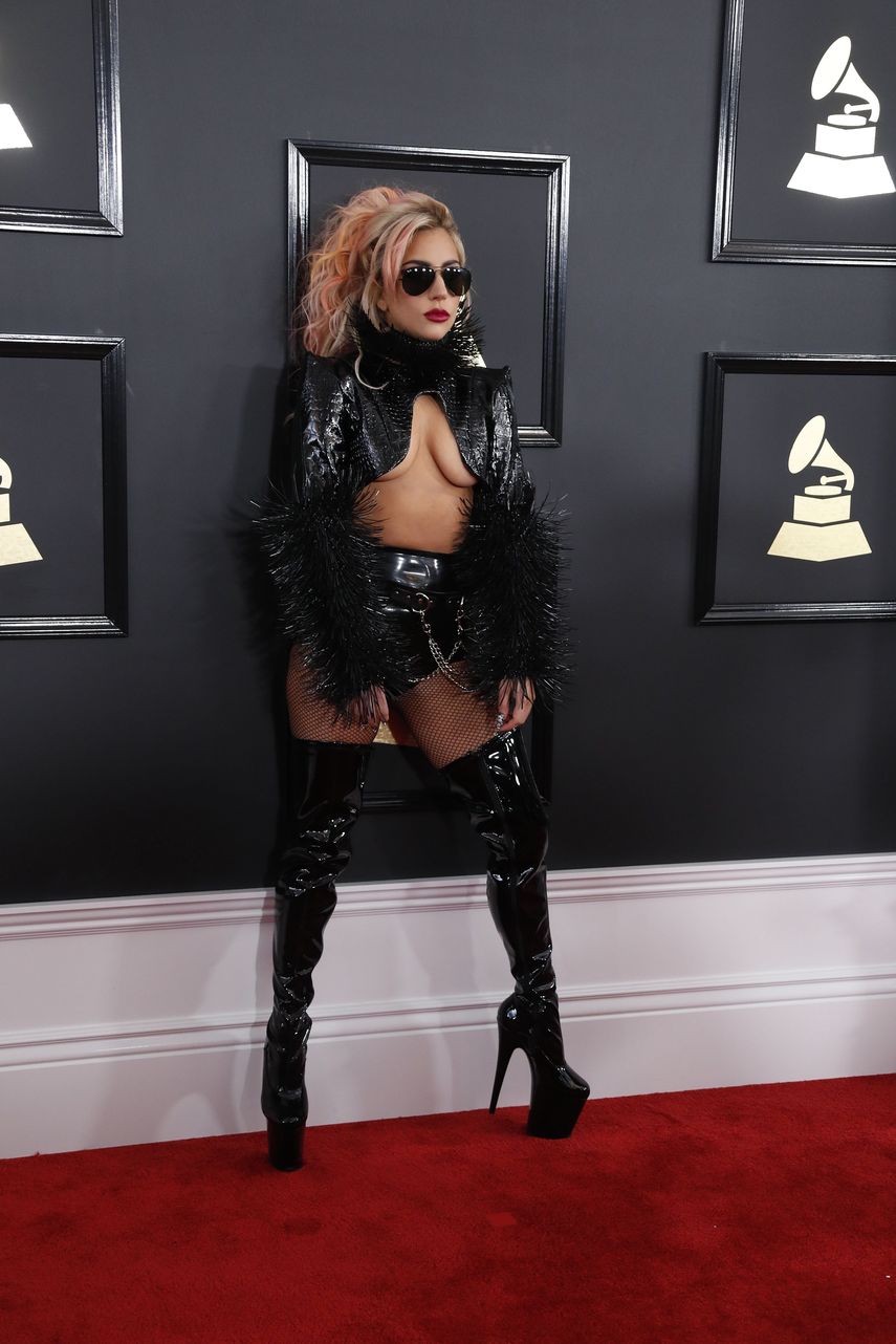 Lady Gaga lució un extravagante diseño &nbsp;negro de Alex Ulichny.