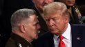 Foto tomada el 4 de febrero de 2020, el jefe del Estado Mayor Conjunto, el general Mark Milley (izquierda) conversa con el presidente Donald Trump, después de pronunciar el discurso sobre el estado de la Unión, en el Capitolio, Washington, DC. Foto tomada el 4 de febrero de 2020, el jefe del Estado Mayor Conjunto, el general Mark Milley (izquierda) conversa con el presidente Donald Trump, después de pronunciar el discurso sobre el estado de la Unión, en el Capitolio, Washington, DC.