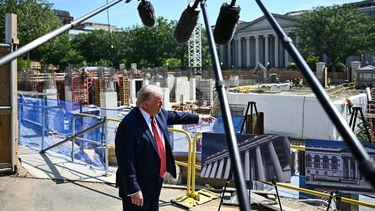 El presidente Donald J. Trump muestra el avance de las obras del gran salón, un enorme proyecto que queda para la posteridad y hecho con su propio dinero y el de donantes privados.