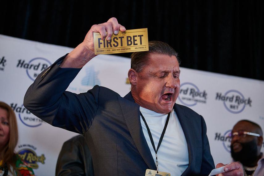 Coach O realiza la primera apuesta deportiva de la noche.&nbsp;
