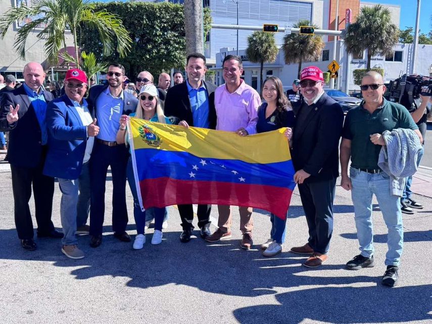 Líderes políticos y comunitarios del condado Miami-Dade se reunieron en el emblemático restaurante&nbsp;Versailles&nbsp;para expresar su respaldo al exilio.
