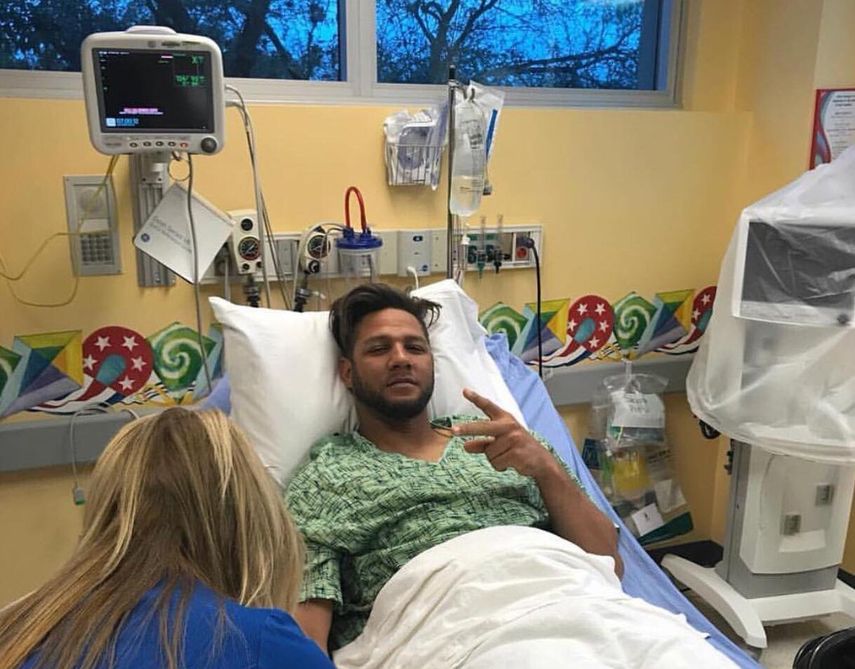 Gurriel publicó en sus redes sociales una imagen después de su operación.