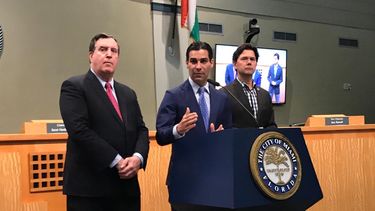 Francis Su&aacute;rez, alcalde de la ciudad de Miami, habla a la prensa, acompa&ntilde;ado de Joe Carollo y Ken Russell.