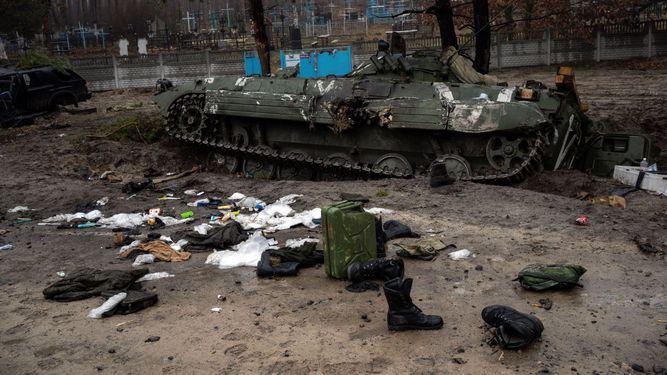 Equipos militares dejados atrás por el ejército ruso, esparcidos junto a un tanque durante una barrida de las fuerzas ucranianas tras la retirada de los rusos de una zona a las afueras de Kiev, Ucrania, el 1 de abril de 2022.&nbsp; &nbsp;