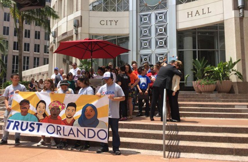Un grupo de personas se manifiesta frente al City Hall de Orlando, en Florida, donde se aprobó la prohibición de preguntar sobre el estatus migratorio de los residentes.