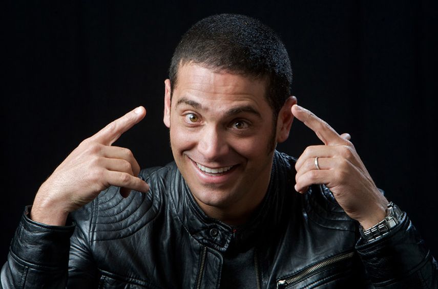 El protagonista de Oficialmente Gay pretende burlarse de todo y, sobre todo, de sí mismo. (CORTESÍA)