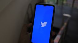 Imagen referencial de la plataforma Twitter en un teléfono.&nbsp;
