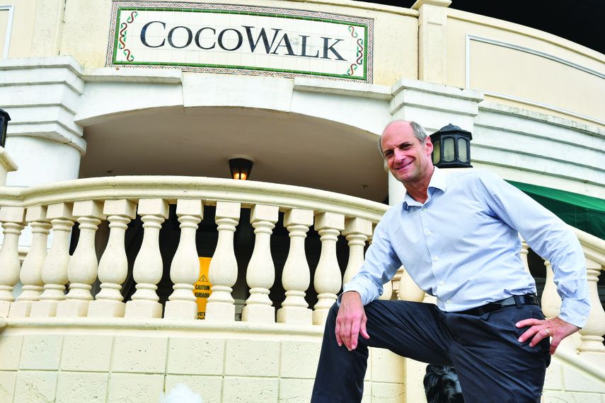 Tom Roth posa frente al edificio que pronto será demolido para construir un complejo más armónico con la pujante y moderna zona circundante.