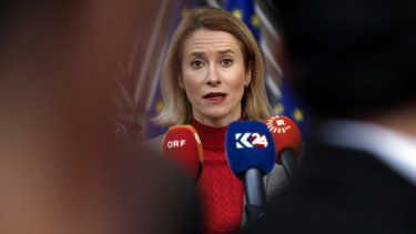 En esta imagen de archivo, la primera ministra de Estonia, Kaja Kallas, habla con reporteros a su llegada a una cumbre de la Unión Europea, en Bruselas, el 1 de febrero de 2024. 