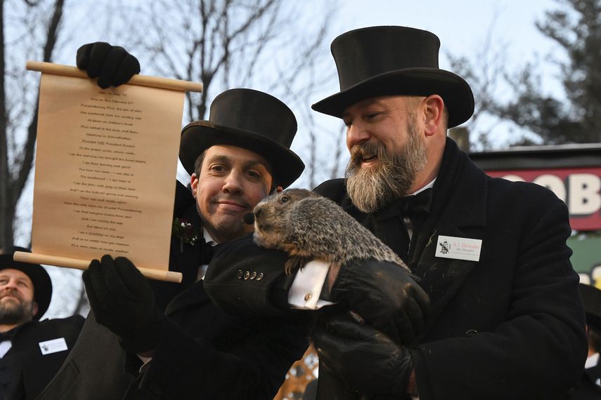 El directivo del Club de la Marmota A.J. Dereume sostiene a Punxsutawney Phil, la marmota meteoróloga, mientras el vicepresidente Dan McGinley lee el bando durante el festejo del 137mo Día de la Marmota en Gobblers Knob, Punxsutawney, Pennsylvania, jueves 2 de febrero de 2023.&nbsp;