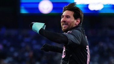 Lionel Messi del Inter Miami celebra después de anotar el primer gol del equipo durante el partido de ida de la Copa de Campeones de la Concacaf 2025 ante el Sporting Kansas City en el Sporting Park, el 19 de febrero de 2025 en Kansas City, Kansas.
