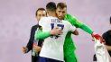 Sebastian Lletget, de la selección de Estados Unidos, abraza al arquero Matt Turner, tras la victoria sobre Jamaica en los cuartos de final de la Copa de Oro Sebastian Lletget, de la selección de Estados Unidos, abraza al arquero Matt Turner, tras la victoria sobre Jamaica en los cuartos de final de la Copa de Oro