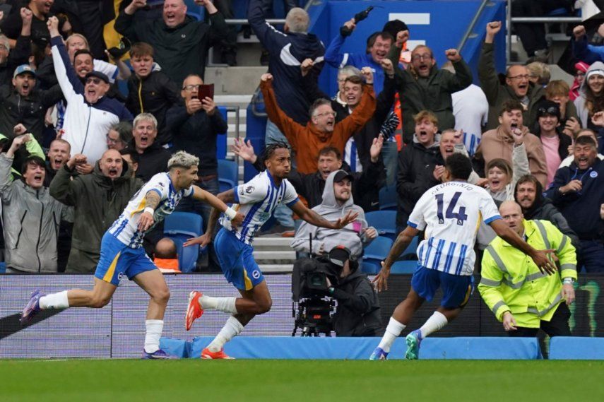 Joao Pedro (centro) celebra el gol de Brighton para la victoria 2-1 ante Manchester United en la Liga Premier, el sábado 24 de agosto de 2024, en Brighton.&nbsp;