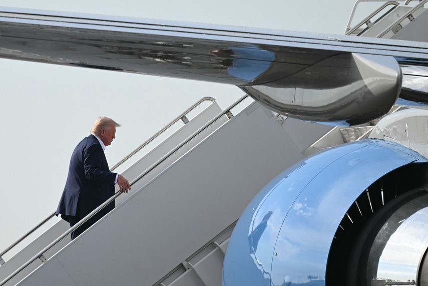 El presidente de Estados Unidos Donald J. Trump sube al Air Force One para su viaje al Medio Oriente.