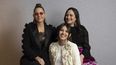 La directora Erica Tremblay y las actrices Lily Gladstone e Isabel Deroy-Olson posan para promover la película Fancy Dance el 16 de junio de 2024, en Nueva York.