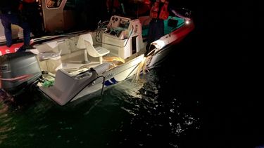 Un miembro de la Guardia Costera inspecciona una embarcación que colisionó con otra cerca de cayo Vizcaíno, en Florida, la noche del viernes 17 de junio de 2022.&nbsp;