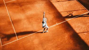 Jugador de tenis durante un saque