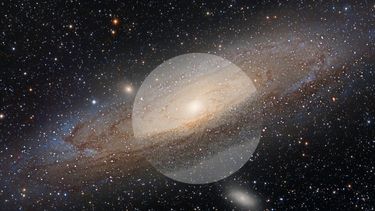 Tit&aacute;n&nbsp;es una de las 60 lunas m&aacute;s interesantes que orbita alrededor de Saturno.