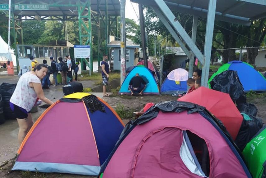 Migrantes cubanos acampan al norte de costa Rica,&nbsp;en la frontera con Nicaragua, en agosto de 2020, esperando poder seguir rumbo a EEUU.