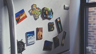 La policía y asistenre revisaban la vivienda cuando se encontraron con el menor muerto en el refrigerador.&nbsp;