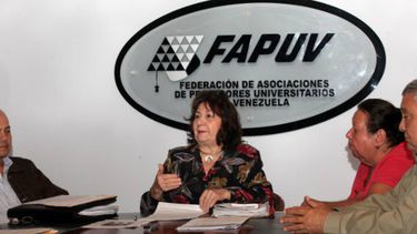 La Fapuv denuncia una pulverización del salario de los docentes universitarios en medio de la crisis económica nacional, que alcanzó en mayo una inflación diaria de 2,4% según datos de la Asamblea Nacional.