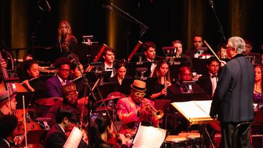 Etienne Charles, Gerard Schwarz, Creole Soul y la Orquesta Sinfónica Frost de la Frost School of Music de la Universidad de Miami, presentan el concierto, con entradas agotadas, San Juan Hill: A New York Story en el Alice Tully Hall del Lincoln Center el jueves 23 de octubre de 2025.