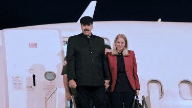 Fotografía publicada por la Presidencia venezolana que muestra al dictador venezolano Nicolás Maduro (izq.) y su esposa, Cilia Flores, desembarcando del avión al aterrizar en Brasilia el 28 de mayo de 2023.&nbsp;