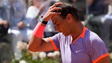 El español Rafael Nadal abandona la cancha tras perder en la tercera ronda del Abierto de Italia ante el polaco Hubert Hurkacz el sábado 11 de mayo del 2024.&nbsp;