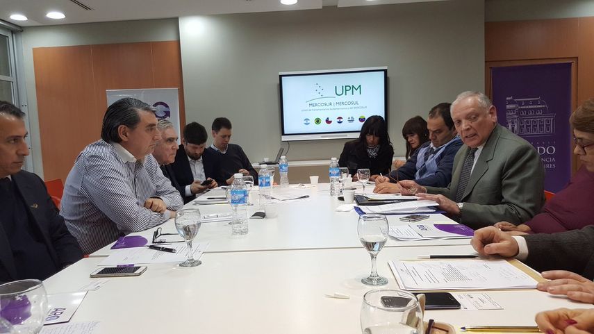 La cláusula democrática prevé la posibilidad de suspender a un país socio y aplicarle sanciones comerciales o el cierre de fronteras en caso de ruptura del orden democrático&nbsp;