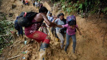 Migrantes, en su mayoría venezolanos, cruzan el Tapón del Darién desde Colombia hacia Panamá con la esperanza de llegar a Estados Unidos, el sábado 15 de octubre de 2022.