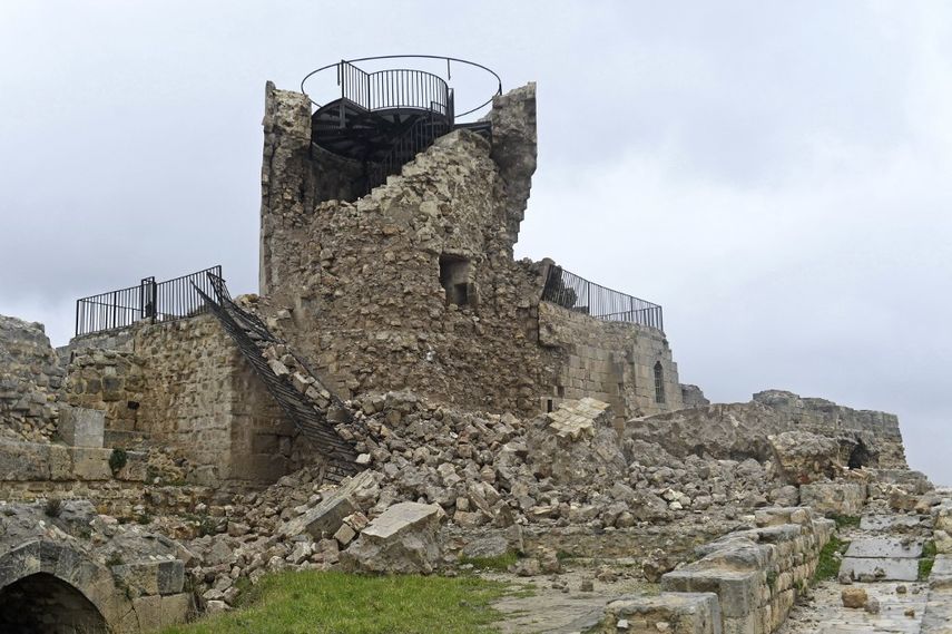 La antigua ciudadela de Alepo está dañada luego de un terremoto mortal que sacudió a Siria el 6 de febrero de 2023. Al menos 810 personas murieron en Siria cuando los edificios se derrumbaron después de que un terremoto de magnitud 7.8 azotara a la vecina Turquía, dijeron los medios estatales y los rescatistas.