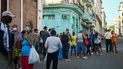 Un grupo de cubanos hace cola en espera de poder comprar alimentos, La Habana, Cuba.