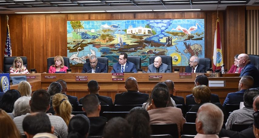 La comisión del municipio revisa las finanzas. (ÁLVARO MATA)
