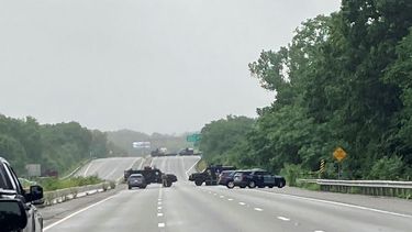 La foto distribuida por la policía estatal de Massachusetts muestra una barrera policial que bloquea un tramo de la Ruta Interestatal 95 cerca de Wakefield, Massachusetts.